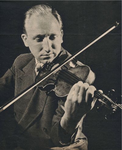 1950: Krebbers speelt het tweede deel uit het vioolconcert in e van Mendelssohn. Foto De Spiegel