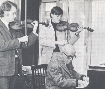 Violisten Dick en Christiaan Bor met Componist G&eacute;za Frid