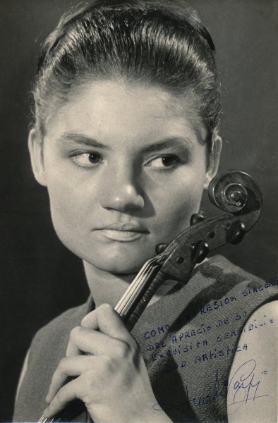 Anahi Carfi, (Buenos Aires) studeerde o.a. bij Zino Francescatti en trad op met Astor Piazolla