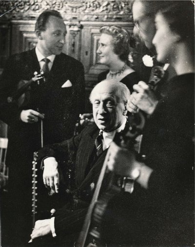 v.l.n.r. Herman Krebbers, Jeanne Vos, Bouw Lemkes, Jeanelotte Herzberger. Zittend: Oskar Back