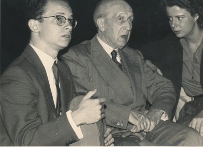 Oskar Back met aan weerszijden violisten Jean Louis Stuurop en A. Joanna Klink