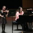 Doroth&eacute;e van de Sanden met pianiste Evelina Vorontsova tijdens een optreden.