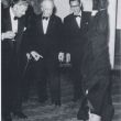 1955: Yoga adept Menuhin geeft een demonstratie. 2de van links: Oskar Back