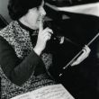 Davina van Wely met de partituur van de solosonates van Bach op schoot