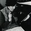 Davina van Wely met de partituur van de solosonates van Bach op schoot
