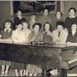 In Parijs: de vioolklas van Line Talluel '56-'57. In het midden zittend: Line Talluel