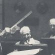 Dirigent repeteert met het orkest. Rechts van hem concertmeesters Louis Zimmerman en J. L. Stuurop