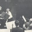 Dirigent Haitink in bespreking met piano-solist Claudio Arrau. Rechts concertmeester Herman Krebbers