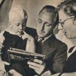 1950: Krebbers leest zoontje Oscar voor. Rechts Ans Krebbers-Torlau. Foto: De Spiegel