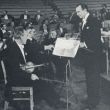Sir Malcolm Sargent (1895-1967) overlegt met de concertmeester