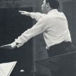 Dirigent/componist Pierre Boulez (geb. 1925) in zijn karakteristieke dirigeerhouding