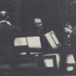 Pianist Wilhelm Backhaus (midden) in gesprek met concertmeester Zimmerman. Geheel links: Mengelberg