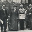 In Parijs met H. M.'s gezant Jonkheeer J. Loudon, mevrouw Loudon en de adjudant van de presiden