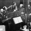 Mengelberg met enkele orkestleden van het Concertgebouworkest