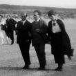 Strandwandeling. In het midden: dirigent Willem Mengelberg