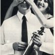 Violist Theo Olof in een reclame voor overhemden