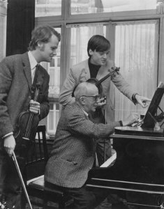 G�za Frid aan de piano met links en rechts de gebroeders Dick en Christiaan Bor