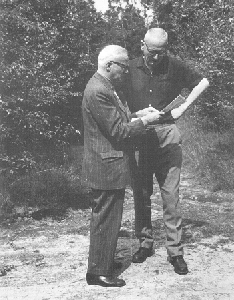 Mulder, rechts naast zijn neef, de schrijver Simon Vestdijk in de Kaapse bossen.