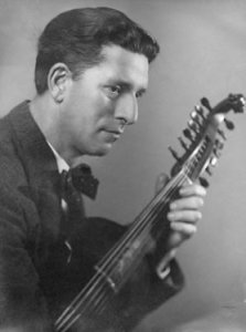 Cor Kint rond 1930 met een viola d'amore van  Johann Chr. Hoffman uit Leipzig, 1731 (Foto Hanna Elkan)