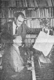 Hier op de foto staand: Gotfried Bomans en zitend aan de piano Jan Mul