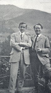 links op de foto Rudolf Mengelberg met achterneef Willem bij de Chasa Mengelberg te Zwitzerland